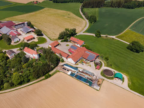 Gemeinde Niederbergkirchen Landkreis Mühldorf Oberhofen Luftaufnahme (Dirschl Johann) Deutschland MÜ